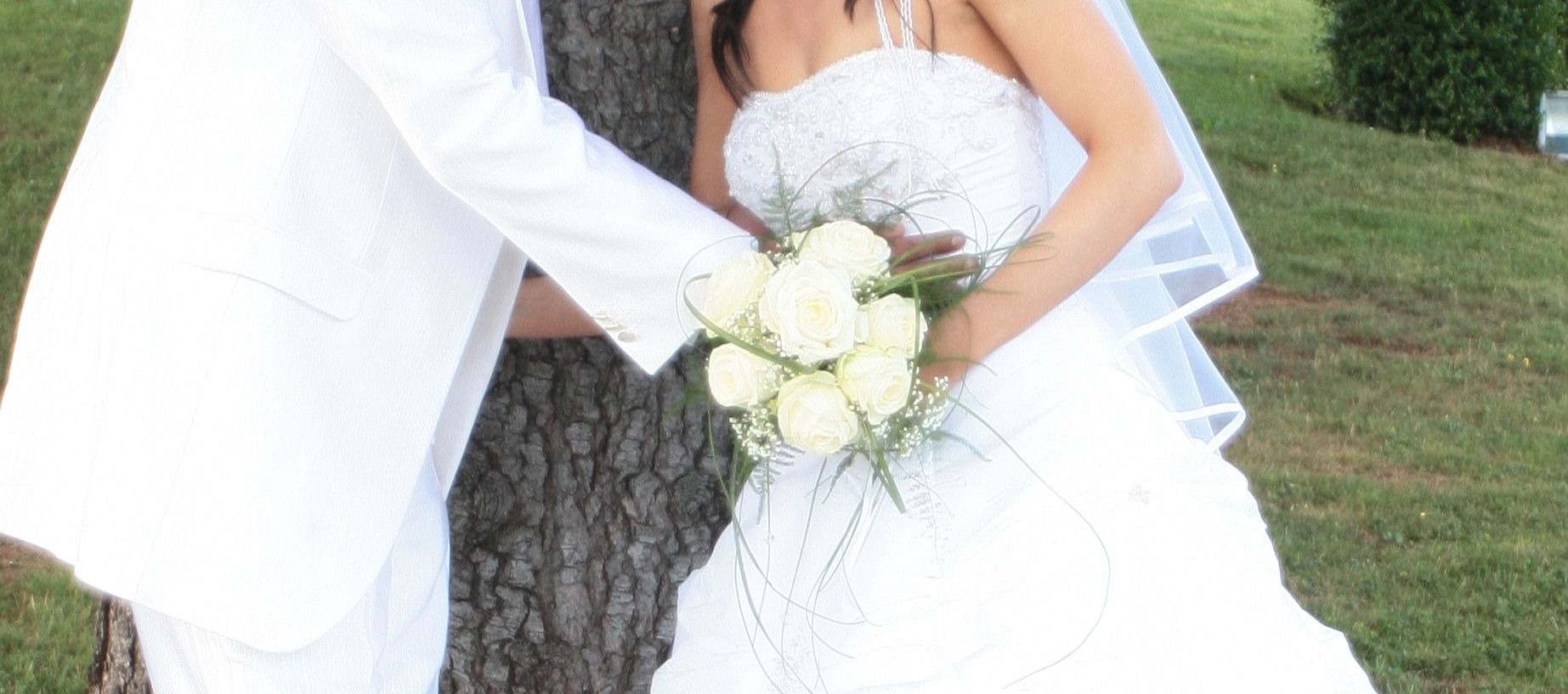 A wedding in como is the best choice if you are looking for a high-end wedding in Italy - the bride and the groom are kissing in a garden of a beautiful location