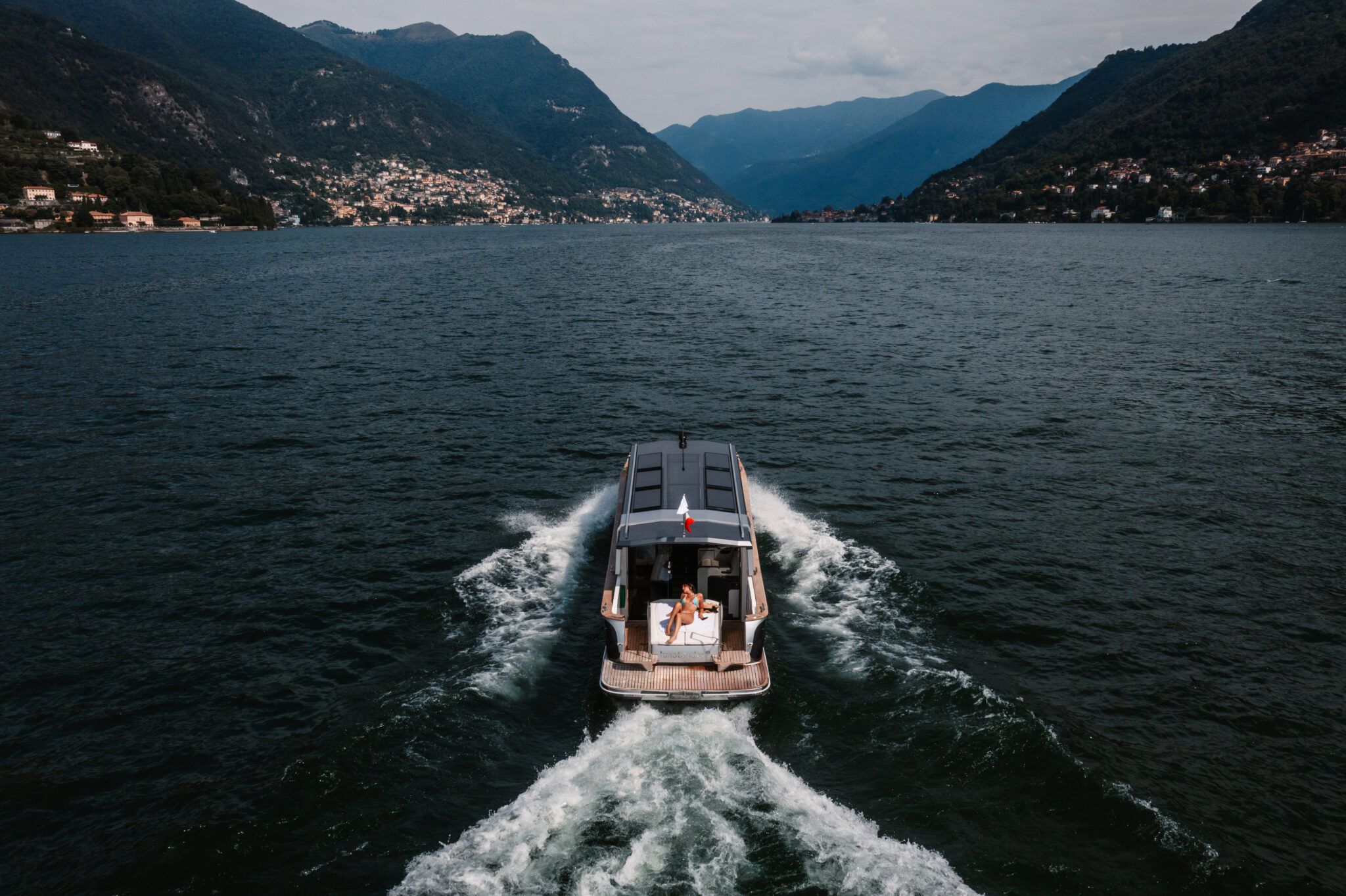 Water taxi di lusso Limotender by Moveolux con ospiti a poppa che naviga sul Lago di Como.